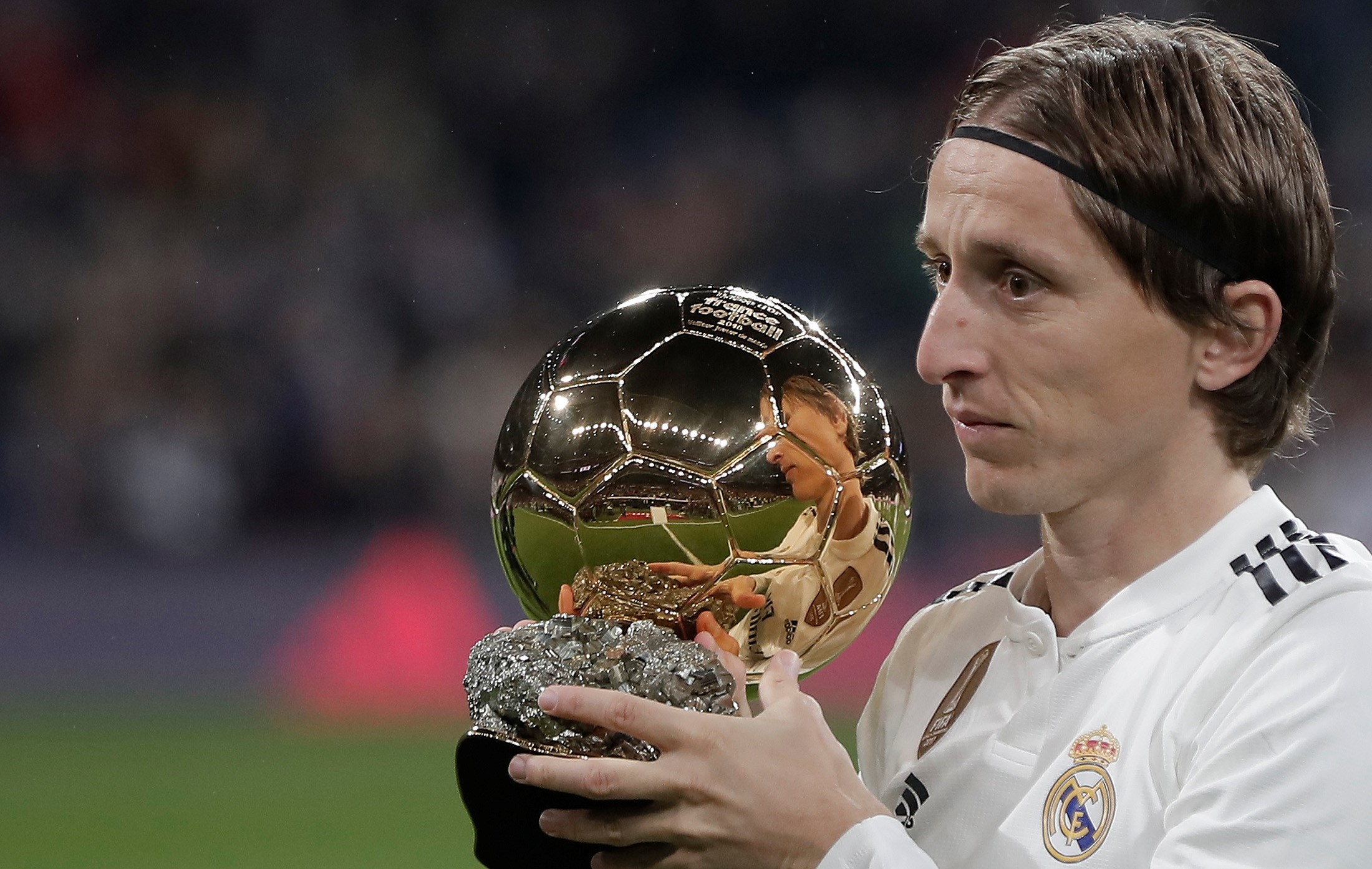 2-0！奥尔莫破球荒，巴萨体验皇马的苦，复仇鱼腩重返榜首！