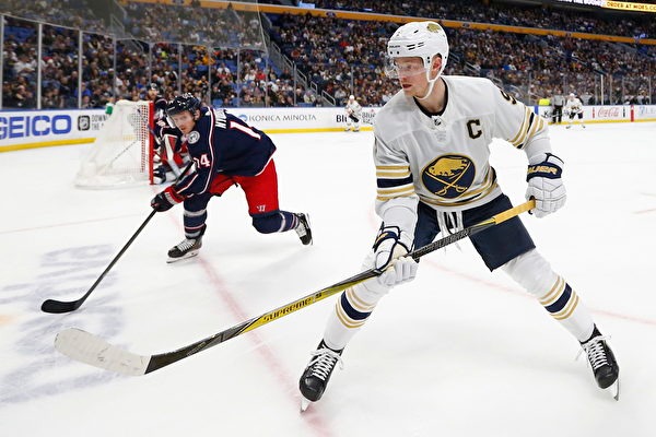 詹姆斯赛场冷眼瞪艾顿，连东契奇都难以忍受的表情背后隐藏着什么？